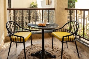 Junior-sviitti, parveke, näköala uima-altaalle | Ulkoruokailutilat