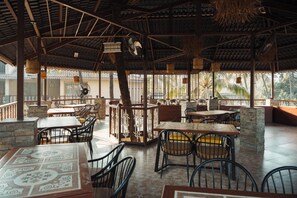 朝食 (ビュッフェ)、毎日提供 (無料)