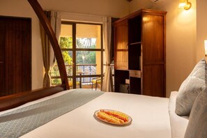 Junior-sviitti, parveke, näköala uima-altaalle