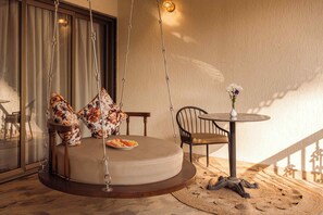 Romantisk svit - balkong - utsikt mot bergen | Restaurang utomhus