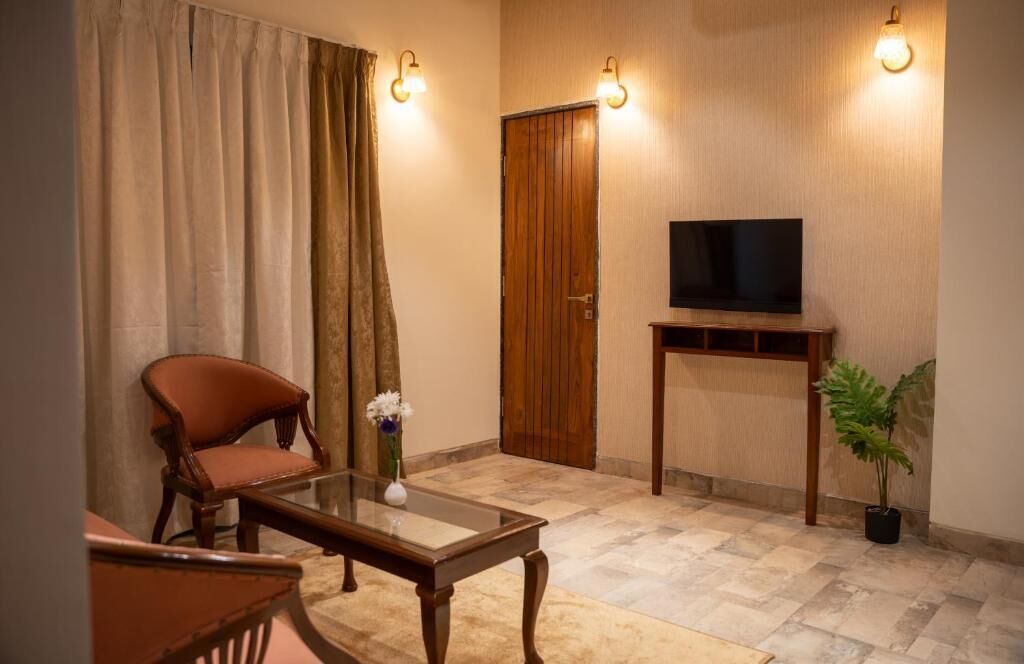 Juniorsvit - balkong - utsikt mot poolen | Interiör