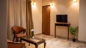 Juniorsvit - balkong - utsikt mot poolen | Interiör