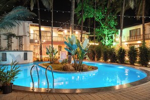 2 つの屋外プール、営業時間 6:00 ~ 20:00、プール パラソル、サンラウンジャー