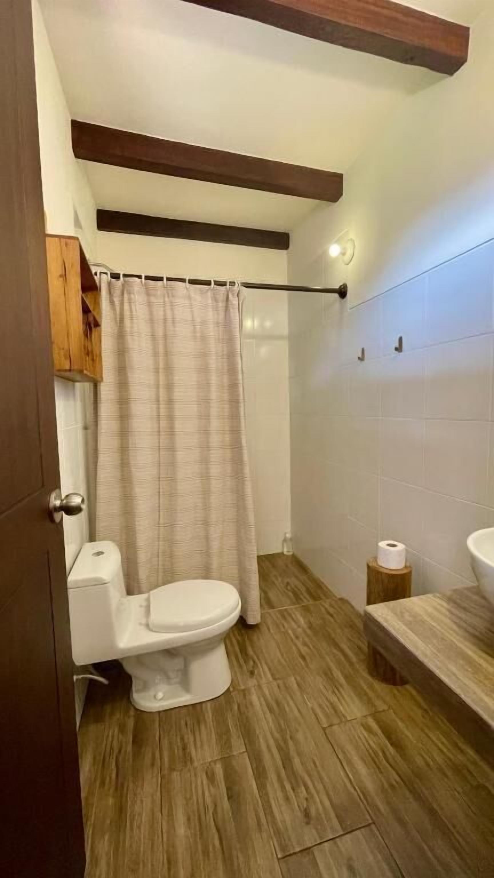 Regadera, amenidades de baño gratuitas, secadora de cabello, toallas 
