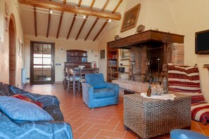TV - Apartment 'La Terrazza' with Shared Pool, Garden, and Wi-Fi (Montecastello)