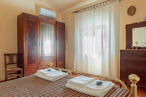 Tabla de planchar con plancha, wifi, ropa de cama