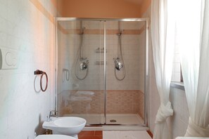 Shower, hair dryer, towels - Apartment 'La Terrazza' with Shared Pool, Garden, and Wi-Fi (Montecastello)
