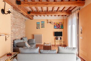 TV - Apartment 'Il Fienile' with Shared Pool, Garden and Wi-Fi (Montecastello)