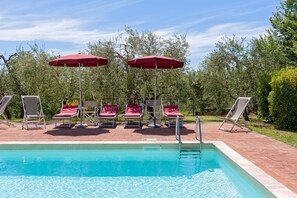 Pool - Apartment 'Il Fienile' with Shared Pool, Garden and Wi-Fi (Montecastello)