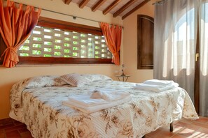 Iron/ironing board, WiFi, bed sheets - Apartment 'Il Fienile' with Shared Pool, Garden and Wi-Fi (Montecastello)