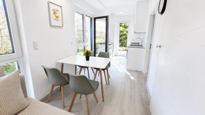 A modern kitchen with white cabinets, a sink, and a window. - TO-HAD Apartments (Vienna)