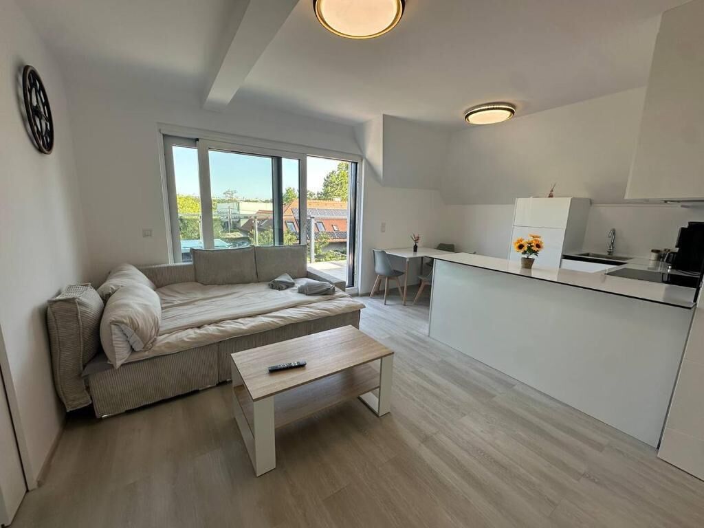 Deluxe Apartment | Living area | Flat-screen TV