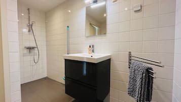 Comfort Apartment, 2 Bedrooms, Kitchen, Garden View | Bathroom