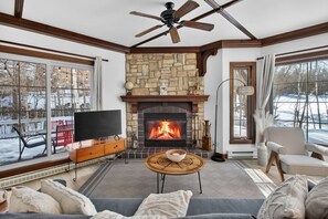 TV, fireplace - 2BDR Condo w Summer Pool, 5 Mins to Village (Mont-Tremblant)