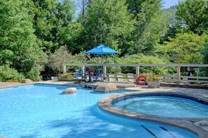 Pool - 2BDR Condo w Summer Pool, 5 Mins to Village (Mont-Tremblant)