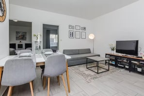 Smart-TV, Tischtennisplatte, Bücher