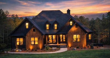 Luxury Farmhouse on 60 Acres - Sleeps 14 - Pet Friendly