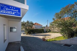 A building with a sign indicating 'Apartments Royal Choice with Pool.' - Zadar Seaside Getaway for 5 (Zadar)