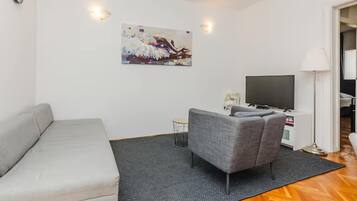 Smart-tv, ett bordtennisbord och böcker