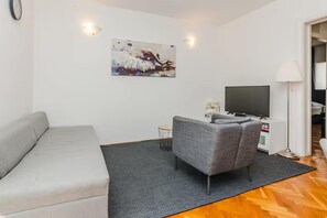 Smart-tv, ett bordtennisbord och böcker