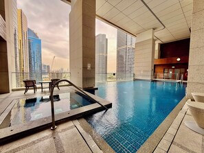 Outdoor pool - Bonnington Tower - Mint Stay (Dubai)