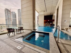 Outdoor pool - Bonnington Tower - Mint Stay (Dubai)