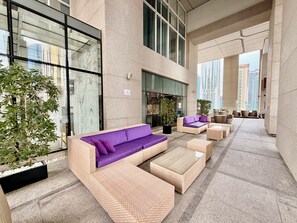 Lobby sitting area - Bonnington Tower - Mint Stay (Dubai)
