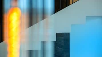 Una escalera de diseño moderno que conduce a una plataforma.