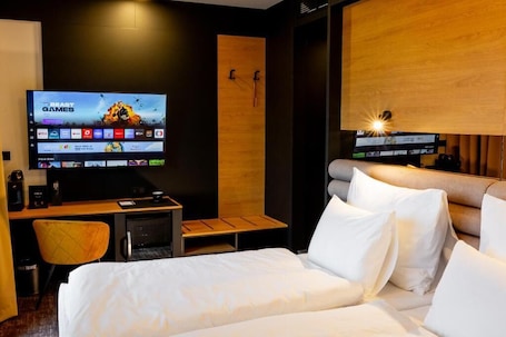 Minibar, in-room safe, desk, laptop workspace. Hotel Nobilis
