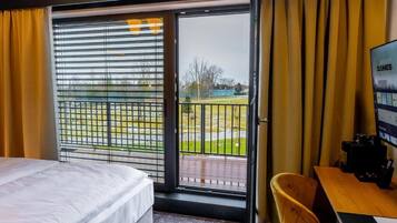 Deluxe Double or Twin Room, Park View | Minibar, in-room safe, desk, laptop workspace