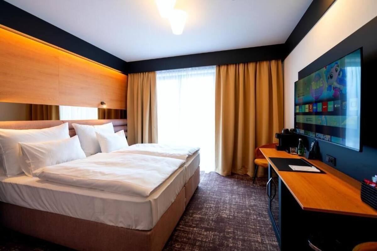 Dobbelt- eller tomannsrom – standard | Minibar, safe på rommet, skrivebord og skrivebord for bærbar PC