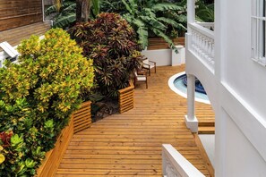 Property grounds - Newly Updated 5BR Villa | Private Pool + Rooftop Deck (San Pedro Town)