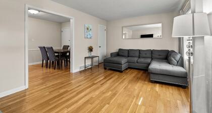 Charming and Conveniently Located 2-Bedroom House with AC in Lexington