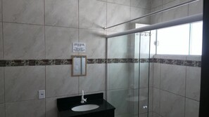 Basic Quadruple Room | Bathroom - Pousada Villa Penha (Penha)