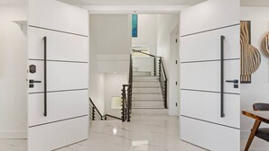 Un interior moderno con una escalera, paredes blancas y un diseño minimalista.