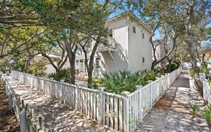 Property grounds - NEW Carriage House with Full Kitchen, Laundry, Bikes, 2 minute stroll to Beach (Santa Rosa Beach)