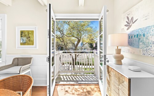 NEW Carriage House with Full Kitchen, Laundry, Bikes, 2 minute stroll to Beach