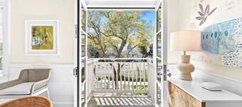 NEW Carriage House with Full Kitchen, Laundry, Bikes, 2 minute stroll to Beach