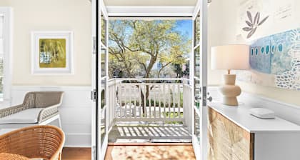 NEW Carriage House with Full Kitchen, Laundry, Bikes, 2 minute stroll to Beach