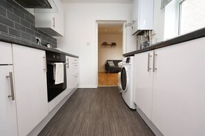 Fridge, microwave, oven, stovetop - Contractor Stay • Deck • TVs in Every Room (Swansea)