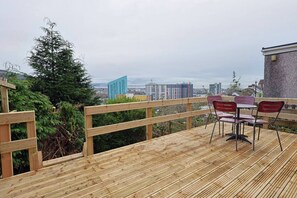Outdoor dining - Contractor Stay • Deck • TVs in Every Room (Swansea)