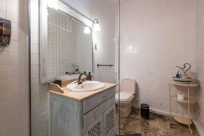 Comfort Double Room, Balcony, City View | Bathroom