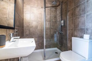 Basic Twin Room | Bathroom