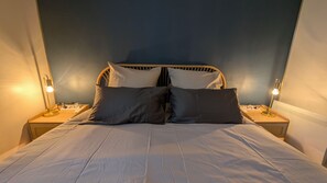 Een strijkplank/strijkijzer, internet, beddengoed