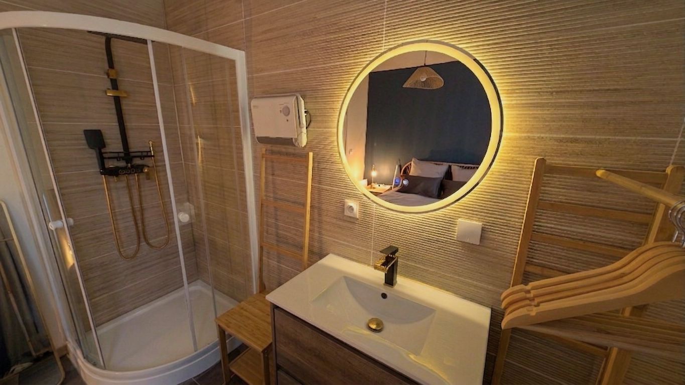 Douche, sèche-cheveux, savon, papier toilette