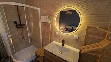 Douche, sĂšche-cheveux, savon, papier toilette