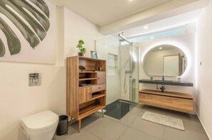 Shower, hair dryer, towels, soap - Villa Belas Garden & Pool by Homeful Homes (Belas)