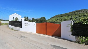 A white building with a sign reading 'Quinta Silveira 523 S' and a brown gate. - S 01 - 1 Bed Apartment in Quinta Silvestre (Lagos)