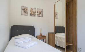 Een strijkplank/strijkijzer, gratis wifi, beddengoed