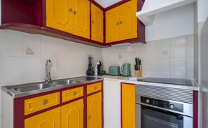 Frigorífico, microondas, horno y placa de cocina